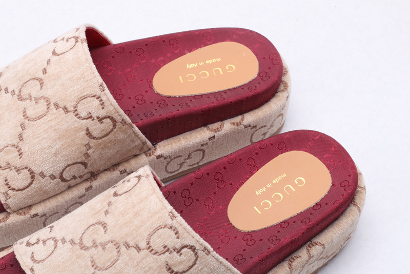 g*u*i sandals