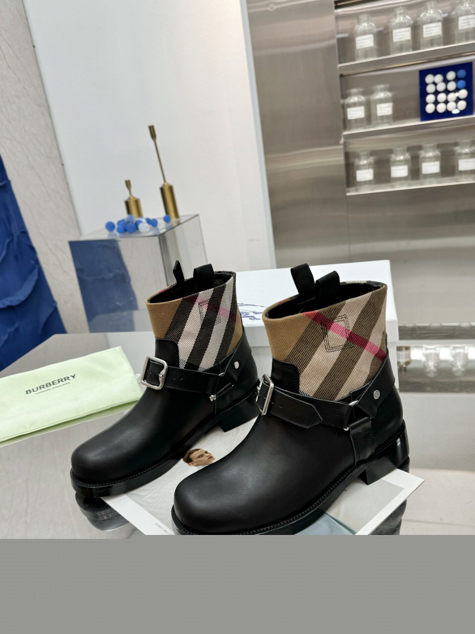 Bv*b*rry Sneaker