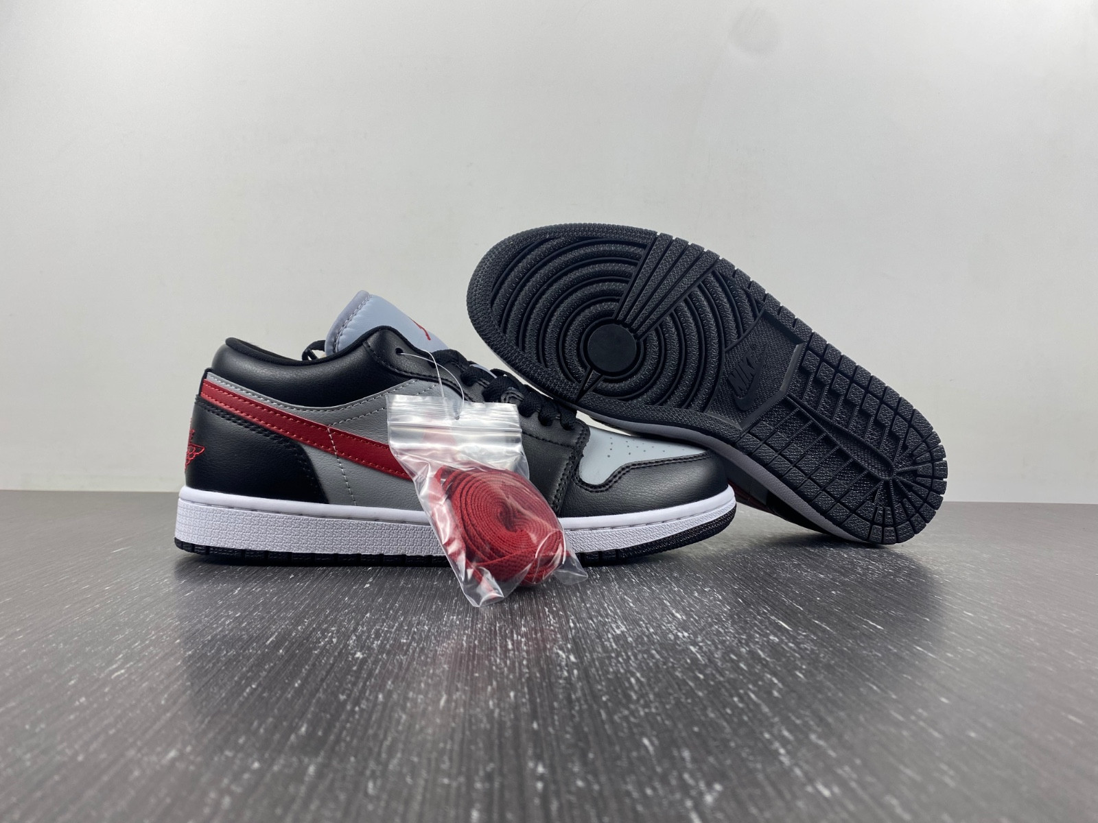 air jordan 1 low "black/grey/red" dc0774-062