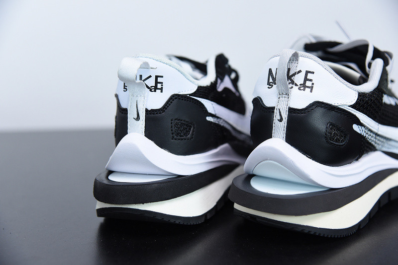 nike ldwaffle x sacai black white cv1363-001