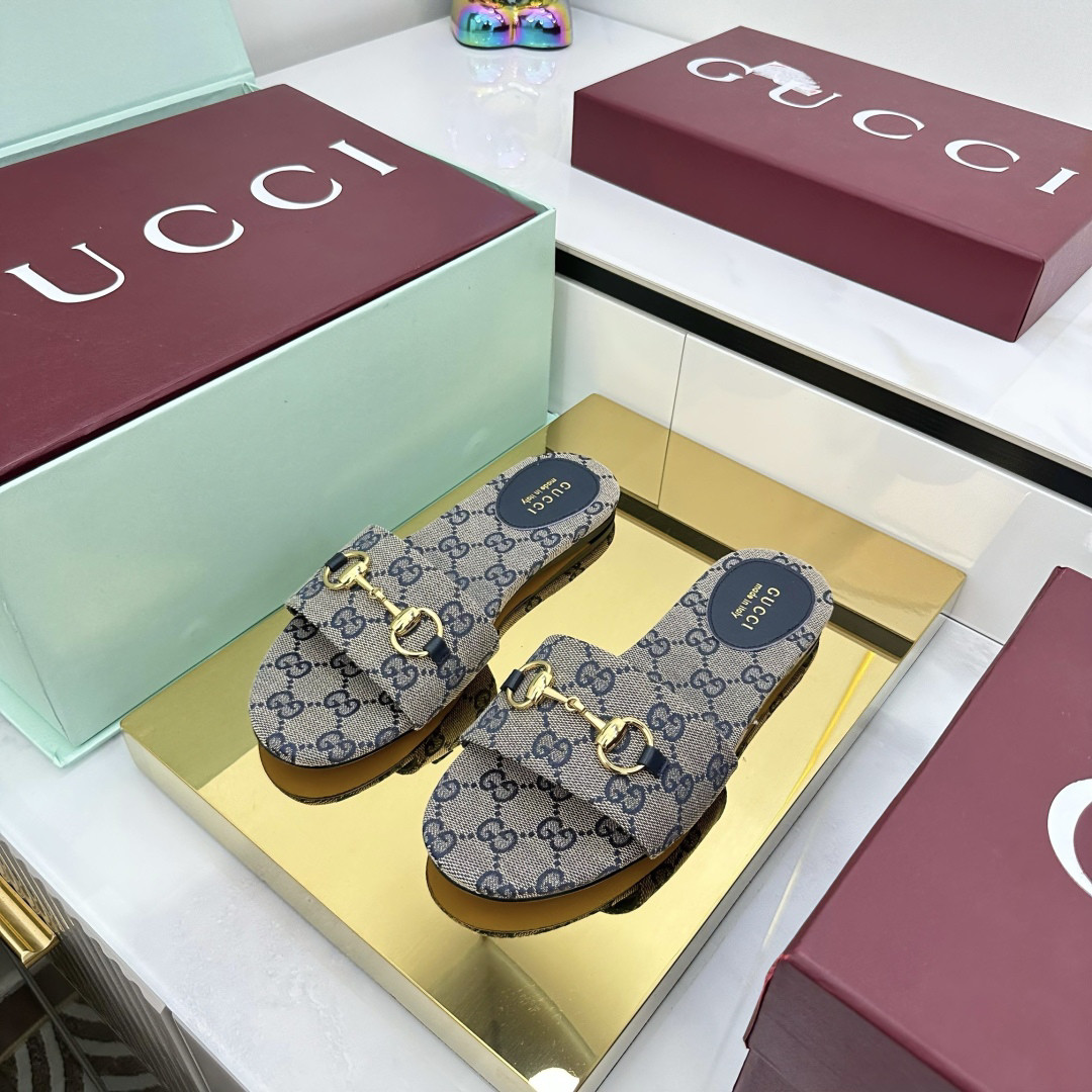 G*u*i sandals