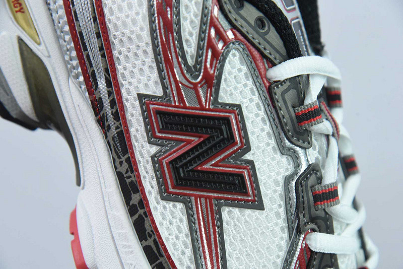 NEW BALANCE SNEAKER