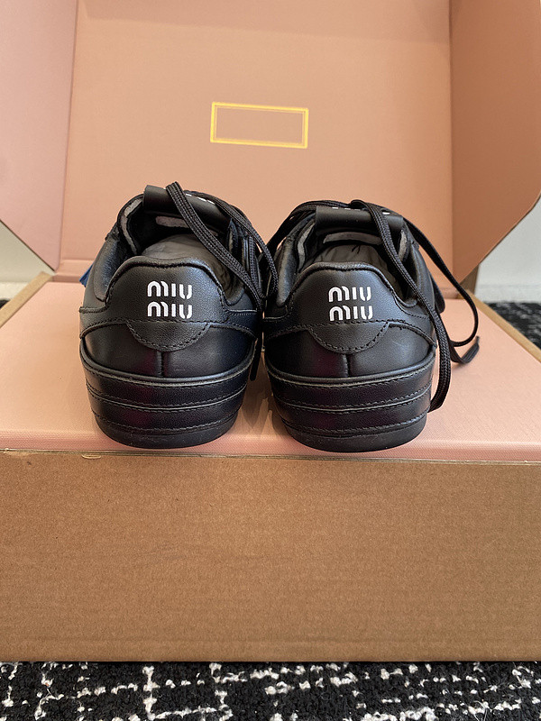 M1um1u sneaker