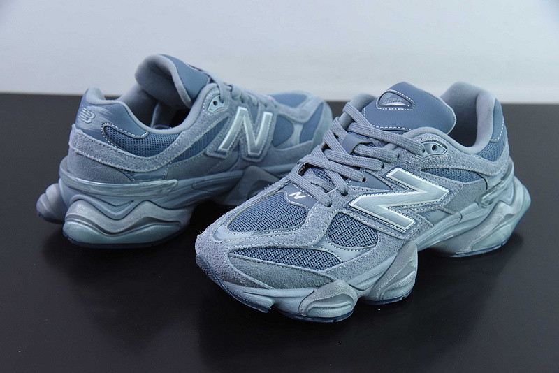 NEW BALANCE SNEAKER