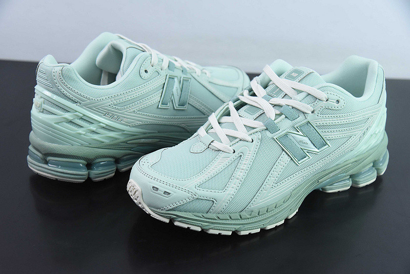 NEW BALANCE SNEAKER