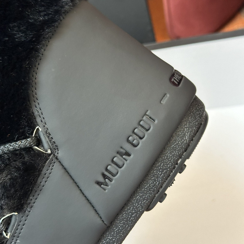 mOON bOOT