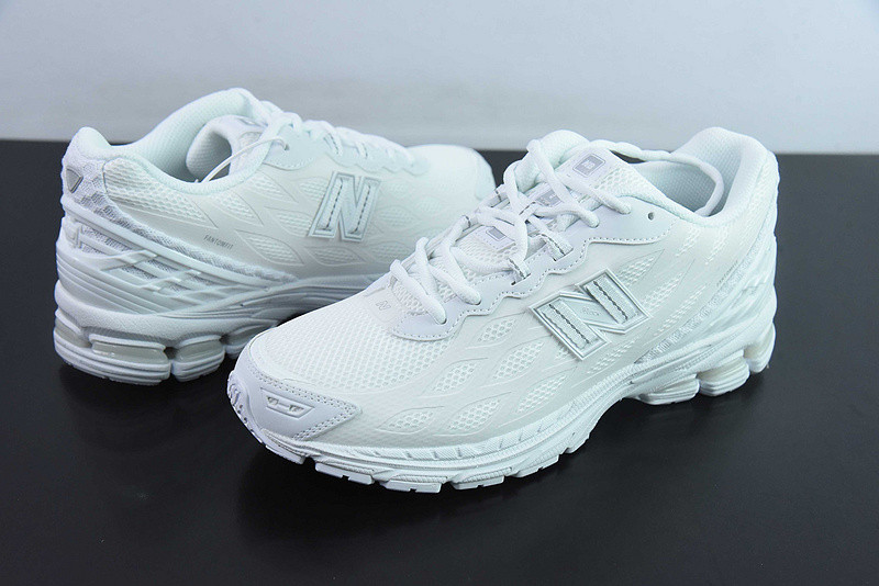 NEW BALANCE SNEAKER