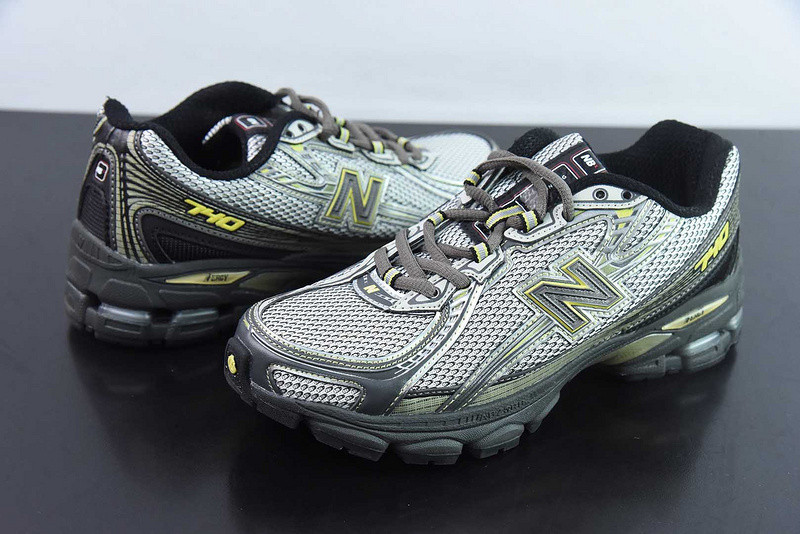 NEW BALANCE SNEAKER