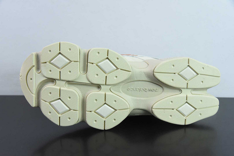 NEW BALANCE SNEAKER