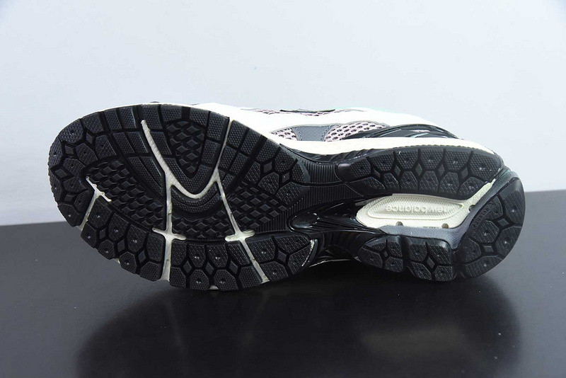 NEW BALANCE SNEAKER