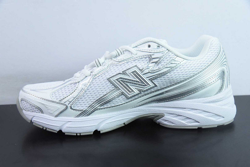 NEW BALANCE SNEAKER