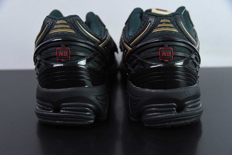 NEW BALANCE SNEAKER