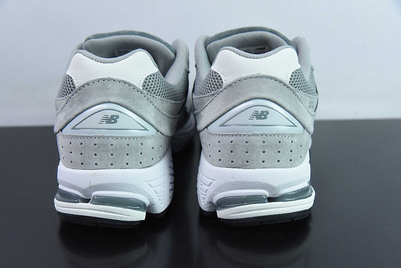 NEW BALANCE SNEAKER