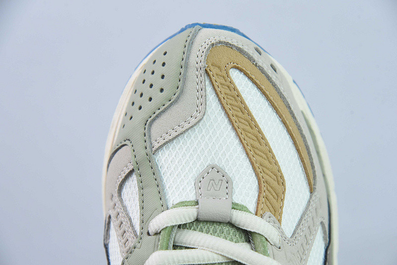 NEW BALANCE SNEAKER