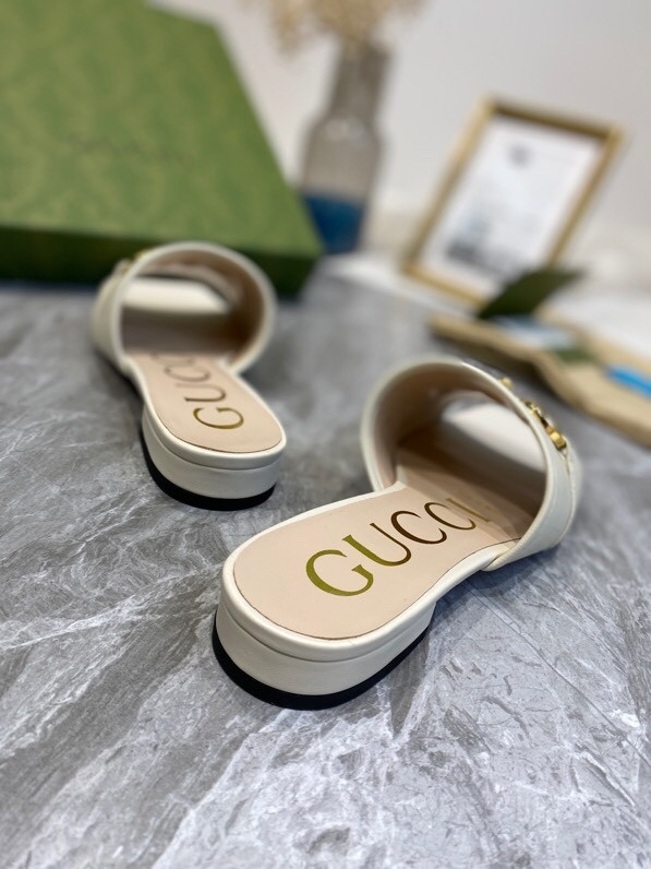g*u*i sandals