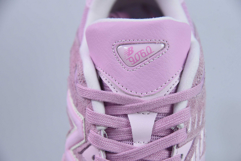 NEW BALANCE SNEAKER