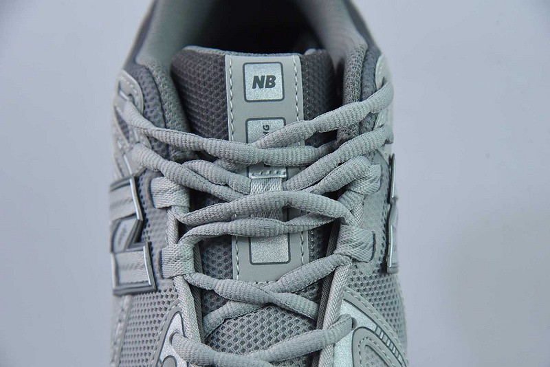 NEW BALANCE SNEAKER