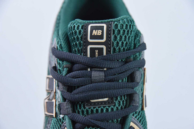 NEW BALANCE SNEAKER