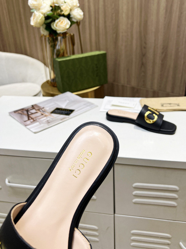 g*u*i sandals