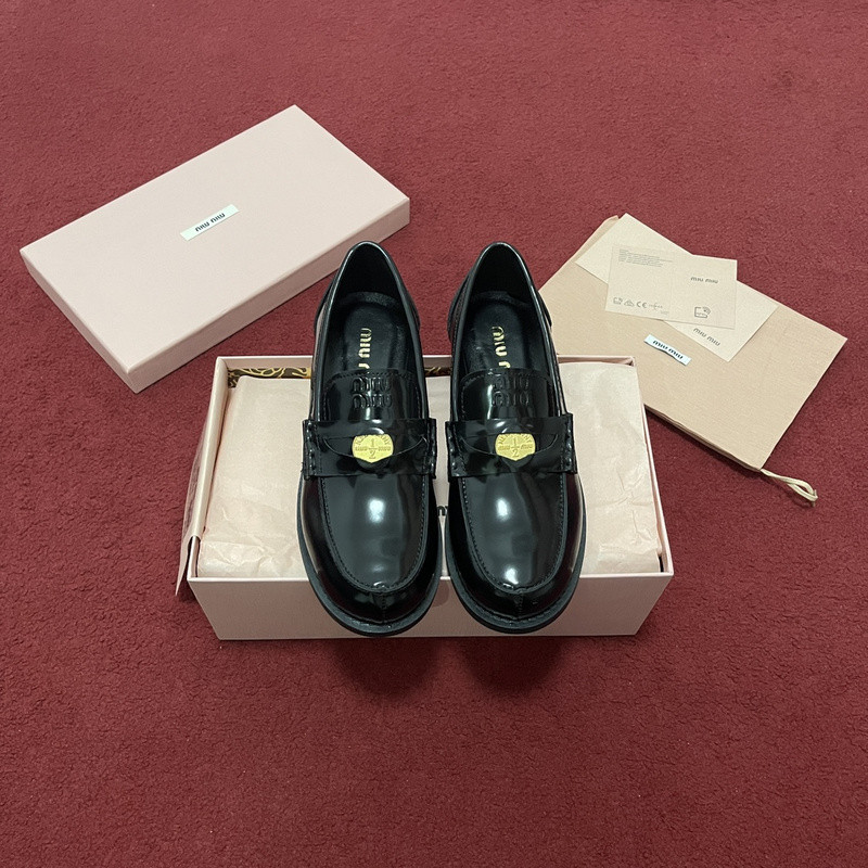 M1um1u sneaker