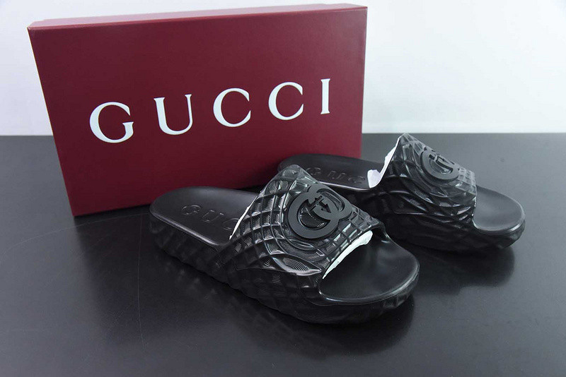 G*u*i sandals