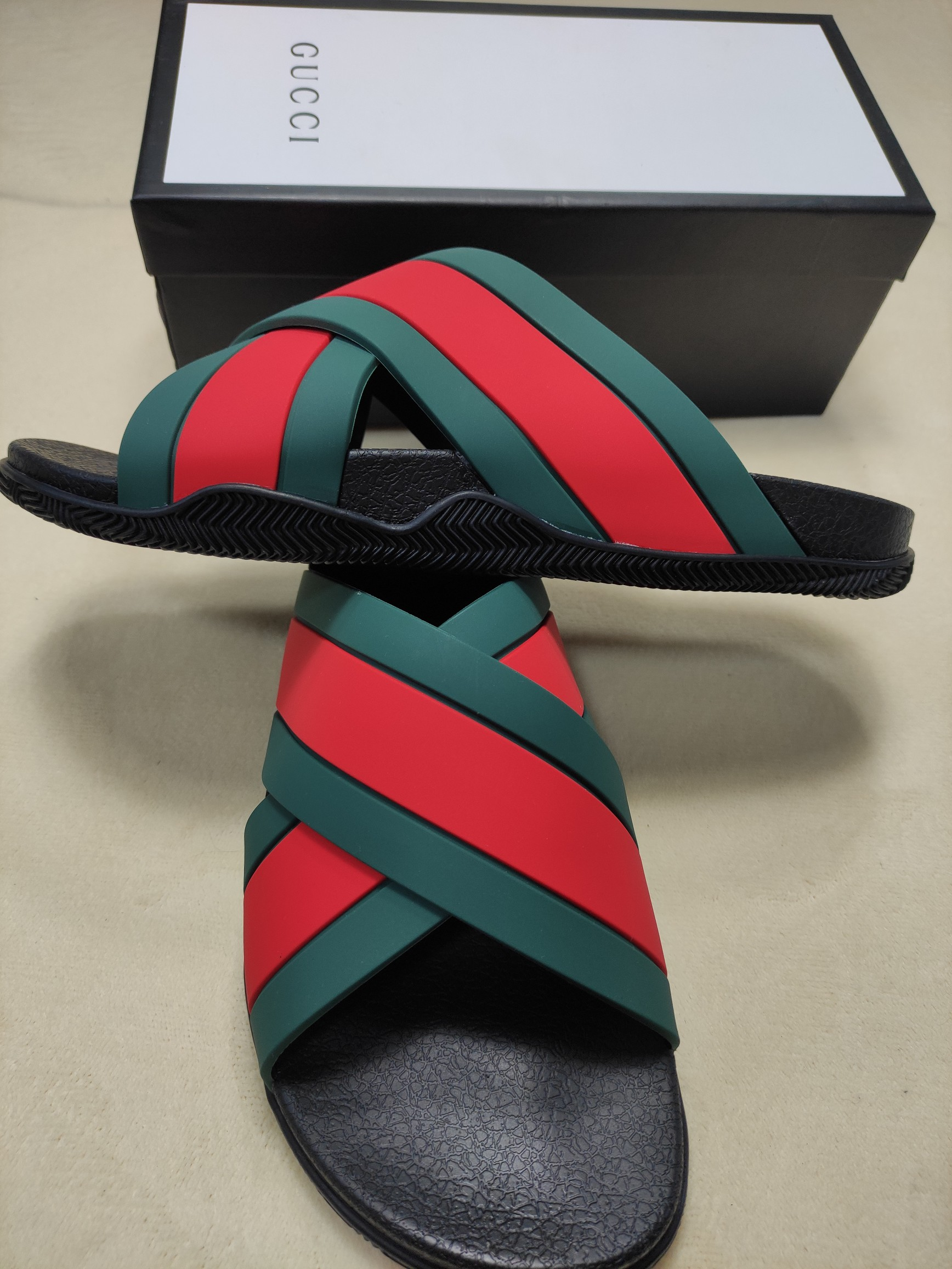 g*u*i sandals
